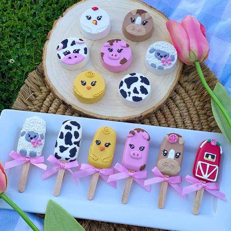 Farm animals Cakesicles & Chocolate Oreos #farmanimalstreats #barntheme #farmtheme #farmtreats #farmparty Farm Themed Birthday Cookies, Horse Chocolate Covered Oreos, Farm Cakesicles Ideas, Farm Chocolate Covered Oreos, Farm Animal Chocolate Covered Oreos, Farm Animal Dessert Ideas, Farm Animal Strawberries, Farm Animal Rice Krispie Treats, Farm Theme Treat Table