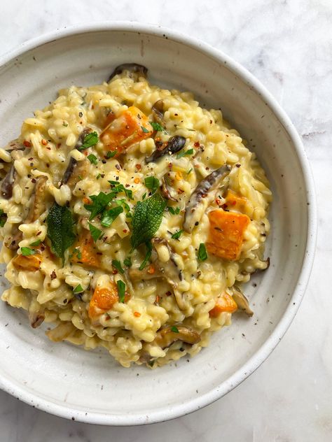 Butternut Squash and Mushroom Risotto - The Slimmer Kitchen Butternut Squash Spinach, Spinach Risotto, Risotto Dishes, Kitchen Witch Recipes, Seasoned Rice Recipes, Squash Risotto, Butternut Squash Risotto, Roasted Squash, Mushroom Risotto