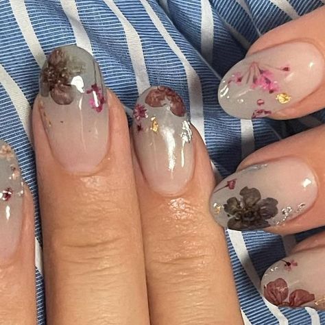 Blake Lively Nails, Pressed Flower Nails, Nails Flowers, Take Pictures, Blake Lively, Pressed Flower, Flower Nails, Pressed Flowers, Nail Design