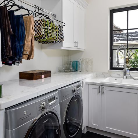 Laundry Room L Shape, Utility Room Organization, Laundry Hanging, Transitional Laundry Room, Traditional Laundry Room, Small Laundry Room Ideas, Small Utility Room, Utility Room Designs, Pantry Layout