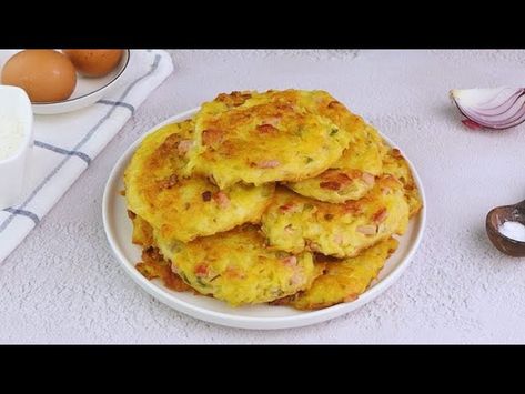 Potato and ham fritters from Cookist Wow - recipe on Niftyrecipe.com Ham Fritters, Potato Fritters Recipe, Cooked Ham, Potato Fritters, Grated Potato, Fried Foods, Blackstone Griddle, Ham Cheese, How To Cook Ham