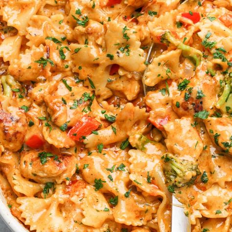 Louisiana Chicken Pasta Bake - Bad Batch Baking - Family Favorite Recipes Cajun Pasta Shrimp, Louisiana Chicken, Louisiana Chicken Pasta, Reheat Pasta, Southern Shrimp And Grits, Pasta With Olives, Restaurant Copycat Recipes, Pan Pasta, Batch Baking