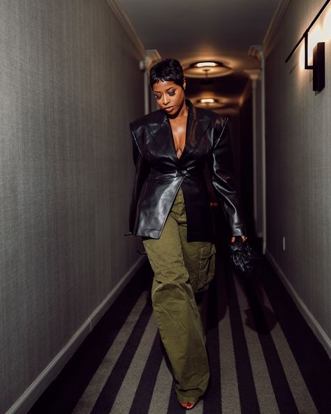 The perfect pants @darkpark__ 🫶🏾 Chic Outfits Black Women, Jenee Naylor, Black Leather Pants Outfit, Velvet Blazer Outfit, Street Ware, Nyfw Style, Fancy Lady, Chic Clothing Style, Blogger Street Style