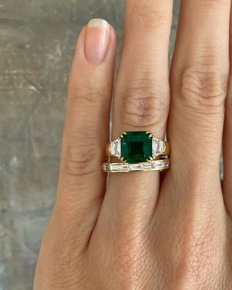 Emerald Engagement Ring Green, Emerald Engagement Rings, Emerald Wedding Rings, Engagement Ring Inspiration, Colored Stones, Emerald Engagement, Bling Rings, Emerald Engagement Ring, Vintage Jewels