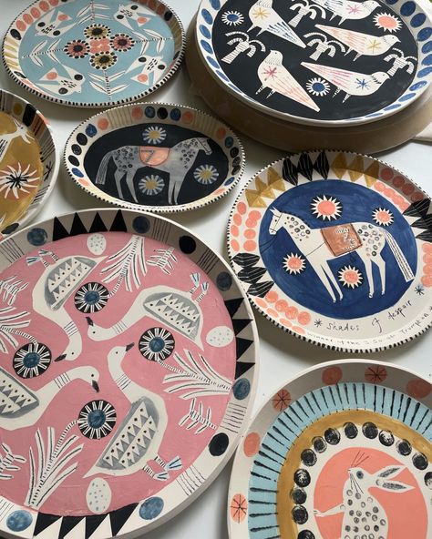 Instagram Hand Painted Dinnerware, Painting Ceramics, Hand Painted Dishes, Painted Tiles, Hand Painted Pottery, Gouache Art, Ceramic Ideas, Ceramics Ideas Pottery, November 11