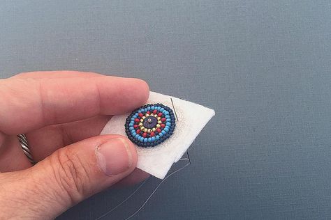 Diy Beaded Embroidery Beadwork, Sewn Beaded Earrings, Seed Bead Embroidery On Fabric Tutorial, Beading On Felt Tutorial, Seed Bead Embroidery Earrings, Bead Embroidery Earrings, Bead Embroidered Earrings, Crewel Embroidery Tutorial, American Indian Crafts