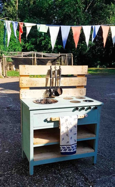 Recently, I was asked to make a mud kitchen that anyone can make at home using household objects for a TV show. You can find my more in-depth homemade mud kitchen DIY here. Here's how I turned an old chest of drawers into a quick an easy mud kitchen in 1 hour!I think this would make a great Christmas gift for kids - particularly on a budget as it uses household junk that many of us have lying around. Washing Up Bowl After measuring the diameter of a stainless steel bowl, excludin… Easy Mud Kitchen, Mud Kitchen Diy, Hotel Plants, Diy Backyard Movie, Mud Pie Kitchen, Mud Kitchen For Kids, Alan Titchmarsh, Diy Mud Kitchen, Household Objects