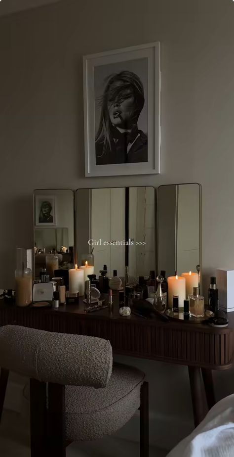 Dark Aesthetic Room Modern, Dark Girly Home Decor, Antique Luxury Bedroom, Home Decor Ideas Dressing Room, Low Exposure Bedroom, Bedroom Fashion Decor, Makeup Vanity Area In Bedroom, Upper East Side Apartment Aesthetic, Room Inspo Boho Cozy Bedroom