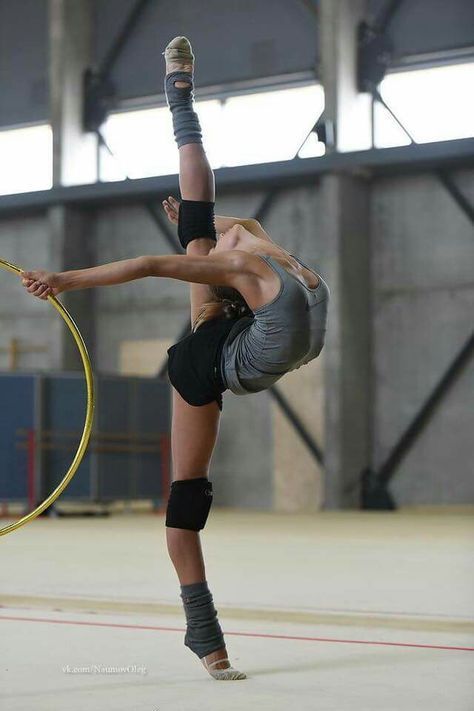 Rhythmic Gymnastics Training, Gymnastics Flexibility, Flexibility Dance, Gymnastics Training, Amazing Gymnastics, Gymnastics Poses, Dance Photography Poses, Acrobatic Gymnastics, Gymnastics Photography