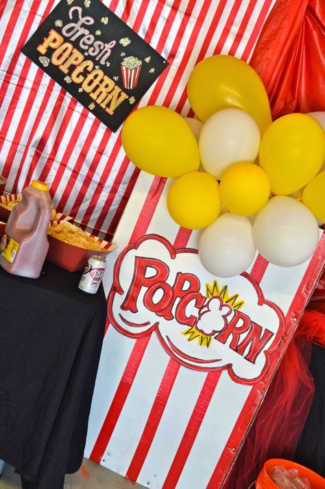 Balloon Popcorn, Popcorn Decorations, Birthday Movie, Diy Carnival, Circus Carnival Party, Carnival Decorations, School Carnival, Carnival Birthday Parties, Carnival Birthday