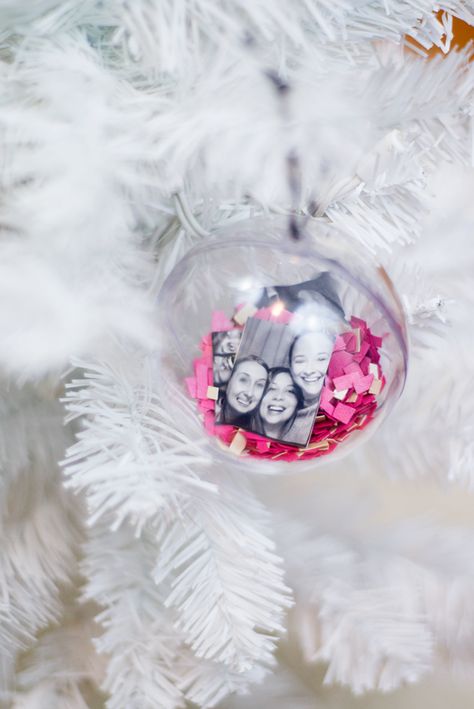 Easy photobooth ornament DIY Clear Ornament Crafts, Photo Booth Photos, Confetti Ornaments, Snowglobe Ornament, Crafts Pictures, Diy Photo Ornaments, Photobooth Pics, Ornaments Diy Kids, Snow Ornaments