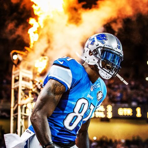 Megatron! Football Pics, Calvin Johnson, Nfl Football Pictures, Detroit Lions Football, Wolverines Football, Michigan Wolverines Football, Lions Football, Football Photos, Sports Pictures