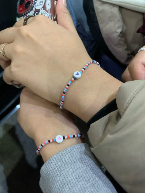 Couple Seed Bead Bracelets, Couple Bracelet Ideas Beads, Couple Beads Bracelets, Bead Bracelet Words Ideas Edgy, Gelang Manik Couple, Couple Bracelets Beads, Couple Bracelet Ideas, Gelang Manik Handmade, Couple Gelang