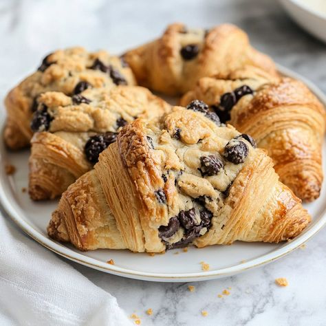 When I heard the words “viral cookie croissant”, I ran to TikTok to check it out. And yes, it’s as insanely indulgent as you think it is. Cookie Croissant, Nestle Cookies, Croissant Cookie, 2 Ingredient Cookies, 2 Ingredient Desserts, Chewy Ginger Cookies, Edible Cookie Dough Recipe, Gooey Chocolate Chip Cookies, Raw Cookie Dough