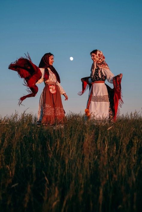 Slavic Culture Aesthetic, Romani Aesthetic, Russian Folk Costume, Folk Aesthetic, Slavic Beauty, Slavic Aesthetic, Slavic Clothing, Russian Folklore, Morris Dancing