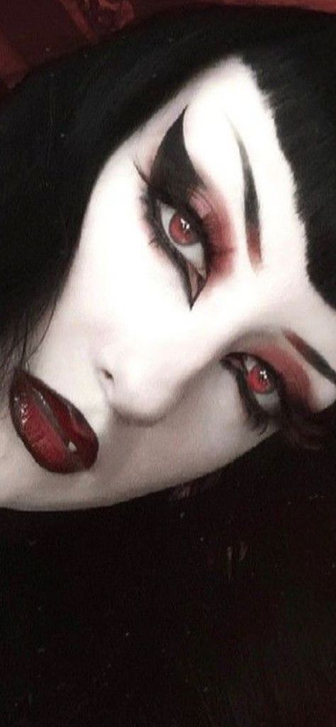 Romantic Goth Makeup, Vamp Makeup, Maquillage Goth, Goth Makeup Looks, Trad Goth Makeup, Goth Eye Makeup, Dark Makeup Looks, Vampire Makeup, Alt Makeup