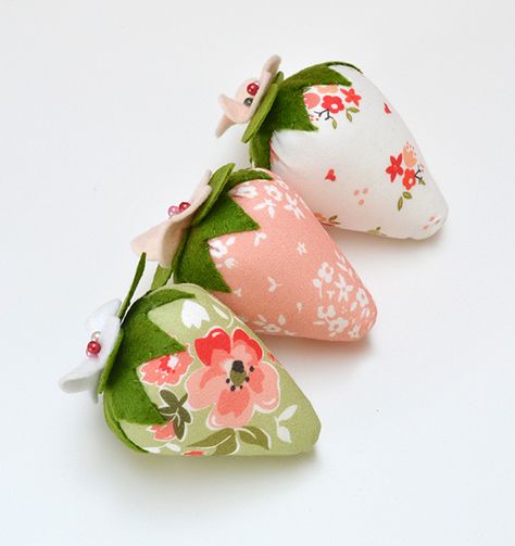 Down Grapevine Lane: Strawberry Pincushions in 'Summer Blush' Fabric Strawberries, Sewing Strawberry, Pear Pincushion Pattern Free, Fabric Strawberries Pattern, Strawberry Pincushion Pattern, Strawberry Fabric, Strawberry Pin Cushion, Strawberry Crafts, Map Quilt