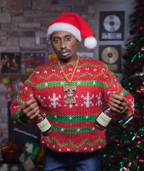 Hood Christmas Aesthetic, Tupac Christmas, Wallpaper 2pac, Hiphop Christmas, Celebrity Ear Piercings, Tupac Art, Tie A Necktie, Funny Christmas Pictures, Celebrity Airport Style