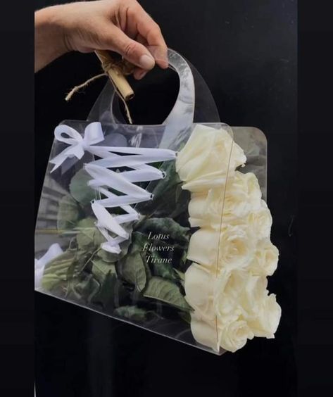 Bouquet Bag, Diy Bouquet Wrap, Luxury Flower Bouquets, Fancy Flowers, Gift Box For Men, Flower Bouquet Diy, Gift Wrapping Inspiration, Flower Business, Flower Gift Ideas