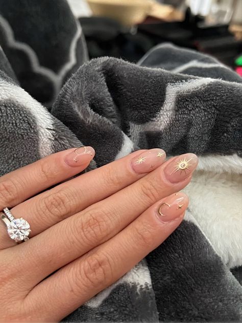 Natural Nail With Gold Design, Simple Gold Nail Art, Sun And Star Nails, Fall Celestial Nails, Short Greece Nails, Gold Accented Nail Inspiration, Winter Sun Nails, Winter Sun Holiday Nails, Gold Star Nails Short