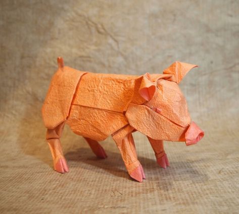 One of the best origami pigs I've ever seen! It's designed and folded by Hiroaki Kobayashi from 7 squares of paper #origami #pig Origami Pig, Origami Car, Origami Yoda, Origami Star Box, Origami Artist, Origami Bookmark, Origami Dragon, Origami For Beginners, Origami Fish