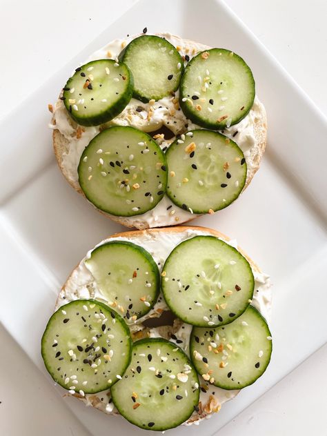 Bagel With Cucumber, Cucumber Bagel, Healthy Bagel Sandwich Lunch, Bagel Sandwich Lunch, Bagel Cucumber, Low Calorie Bagel Sandwich, Bagel Sandwich Ideas, Eating Well Cucumber Sandwich, Cucumber Cream Cheese