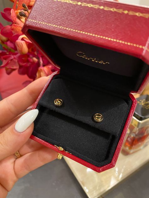 Luxury Brand Earrings, Cartier Earrings, Cartier Gold, Earrings Aesthetic, Expensive Jewelry Luxury, Luxe Jewelry, Cartier Love, Expensive Jewelry, Classy Jewelry