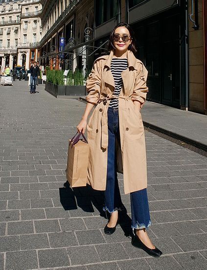 c913303f392ffc643f7240b180602652desc54461836ri Dress With Trench Coat Outfit, Trench Coat With Dress, Trent Coat, Outfit Minimalista, Trenchcoat Outfit, French Coat, Trench Outfit, Style Parisienne, Trench Coat Outfit