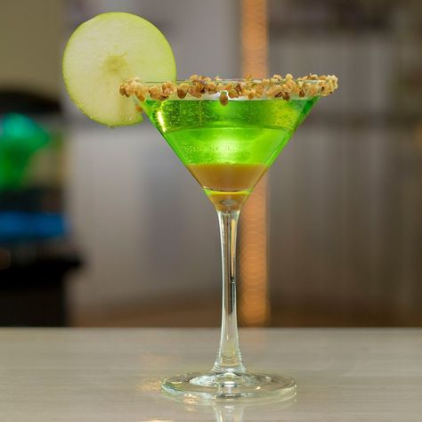 Caramel Apple Martini - Tipsy Bartender Martini Flavors, Apple Martini Recipe, Candy Corn Jello Shots, Caramel Martini, Sour Apple Pucker, Caramel Apple Martini, Apple Cocktail, Candy Cocktails, Apple Martini