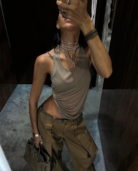 Silver Jewelry. Layered Necklaces. Monochromatic Outfit. Brown Outfit. Hermes Birkin. Origami Pants, Silver Outfits, Outfit Brown, Monochromatic Outfit, Denim On Denim, Future Outfit, Brown Outfit, Fire Fits, Fashion Fits