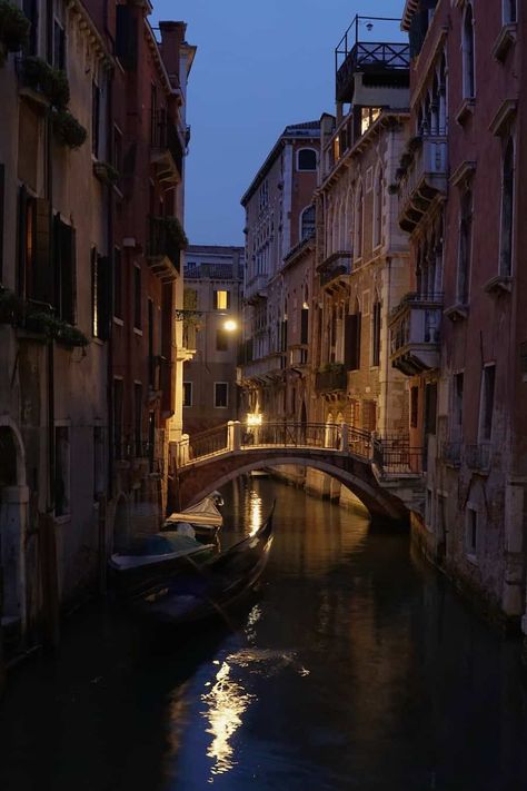 10 Best Things to in Venice at Night - SSW. Almafi Coast Italy, Venice At Night, Venice Photography, Travel Questions, Venice Canals, Holiday Places, Italy Photography, Italy Aesthetic, Escape Reality