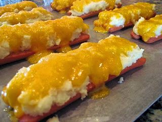 Hot Dogs with Mashed Potatoes and Cheese - My mom told me they sell them like this from Vendor carts Potatoes And Cheese, Cheese Food, Cheap Easy Meals, With Mashed Potatoes, Noodle Casserole, Hot Dog Recipes, Weiners, Chili Cheese, Cheap Dinners