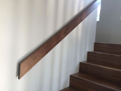 Stair railing that does not use metal brackets Handrail Ideas, Banister Remodel, Diy Stair Railing, Wall Mounted Handrail, Wood Handrail, Handrail Design, Diy Staircase, Staircase Handrail, Wall Railing