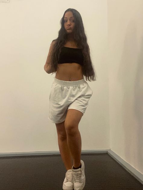 Sweat Shorts Outfit Streetwear, Black Sweat Shorts Outfit Summer, Short Sweats Outfit, Nike Sweat Shorts Outfit Women, Jordan Shorts Outfits Women, Sweat Shorts Outfit Black Women, Long Sweatshorts Outfit, Black Nike Sweats Outfit, Jogging Shorts Outfit Women