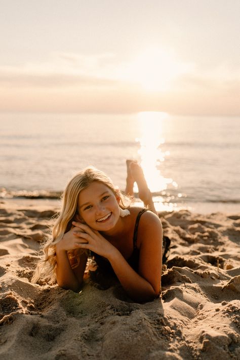 Senior Portraits Beach, Beach Senior Photos, Senior Homecoming, Senior Photoshoot Poses, Beach Photo Inspiration, Summer Senior Pictures, Senior Photography Poses, Senior Portrait Poses, Senior Photo Poses