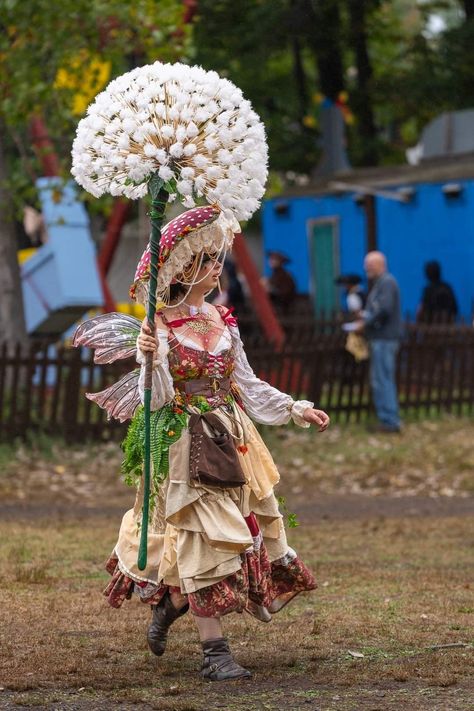 Cottage Core Mushroom Outfit, Mushroom Wizard Costume, Fairy Costume Cottagecore, Fairy Core Halloween Costumes, Best Ren Faire Costumes, Renfaire Costume Mushroom, Fairy Festival Ideas, Mushroom Fae Cosplay, Renfaire Cottagecore Outfit