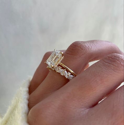 Wedding Sets Rings Emerald Cut, Fitted Beaded Wedding Dress Sparkle, Ugliest Engagement Rings, Mismatched Engagement Ring And Band, Gold Elegant Engagement Ring, Radiant Ring Setting, Elegant Classy Wedding Rings, Weddings Rings Gold, Silver Gold Engagement Ring