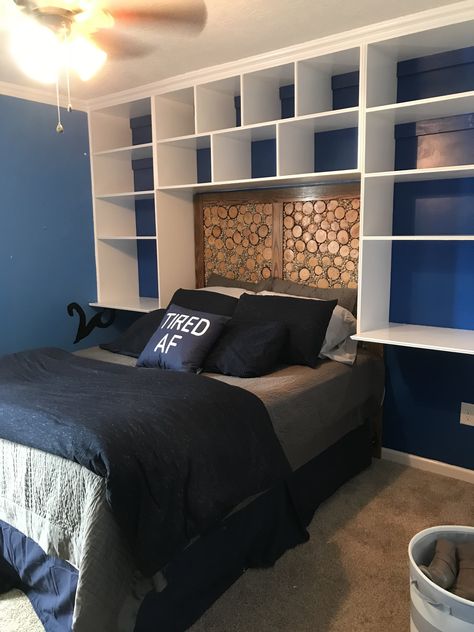 Diy Headboard With Shelves Wood, Book Shelf Headboard Ideas, Cube Shelf Headboard, Diy Headboard With Shelves, Homemade Shelves, Gamer Ideas, Headboard Headboard, Cheap Headboard, Makeover House