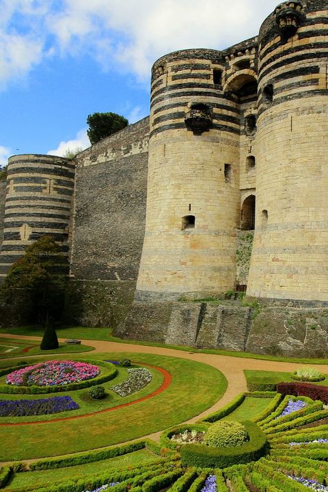 Au bord de la Maine, et porte d'entrée du Grand Ouest, la ville d'Angers est reconnue comme la première ville verte de France pour sa qualité de vie. Si vous souhaitez flâner le long des ruelles pavées, Angers est clairement la destination à visiter ! Découvrez cette ville engagée pour la bio-diversitée en voyageant de manière éco-responsable avec Tictactrip ! Study Abroad, Golf Courses, Maine, Train, Paris, France, House Styles