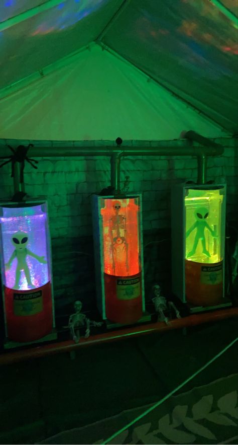 Halloween Alien Theme, Alien Invasion Decorations, Alien Crash Site Halloween, Alien Haunted House Ideas, Alien Halloween Party Ideas, Sci Fi Decorations Party, Ufo Halloween Decorations, Space Halloween Party, Area 51 Party Decorations