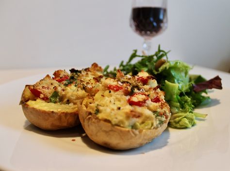 Delicious, simple, stuffed jacked potatoes Jacked Potatoes, Jack Potato, Spinach Potato, Jacket Potatoes, Stuffed Potatoes, Stuffed Baked Potatoes, Jacket Potato, Cashew Cheese, Potatoes Carrots