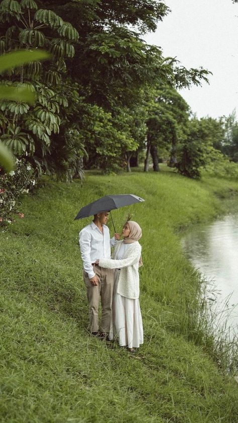 Prewedding Ideas Outdoor Casual, Prewedding Ideas Casual Hijab, Prewedding Vintage, Couple Foto, Pre Wedding Photoshoot Theme, Pose Prewedding, Prewedding Ideas, Pre Wedding Photoshoot Outfit, Pre Wedding Photoshoot Outdoor