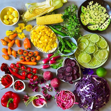 rainbow vegetables for rainbow tacos and spring rolls. Eat the rainbow! Rainbow Tacos, Taco Recipes Ground Beef, Food Rainbow, Rainbow Veggies, Plant Based Smoothies, Beef Tacos Recipes, Fruit And Veggies, Crowd Pleasing Recipes, Rainbow Food