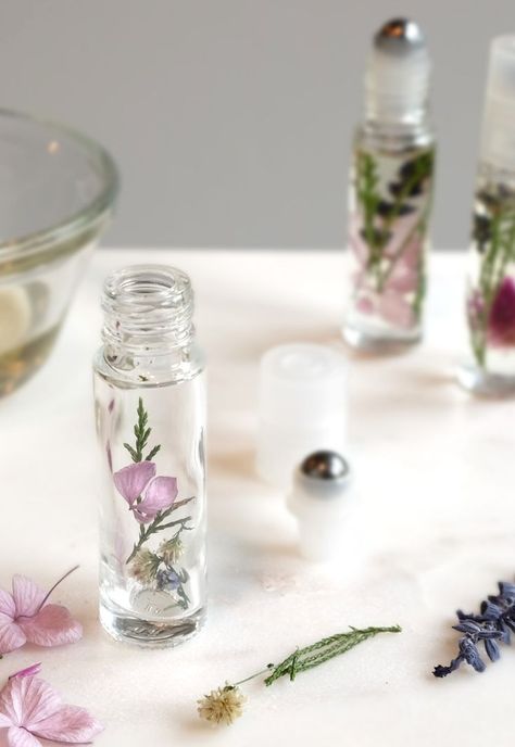 Sweet and Simple Botanical Perfume Rollers – LorAnn Oils Blog Essential Oil Perfumes Recipes, Homemade Perfume, Diy Deodorant, Botanical Perfume, Perfume Recipes, Diy Rose, Diy Essentials, Diy Kosmetik, Diy Perfume