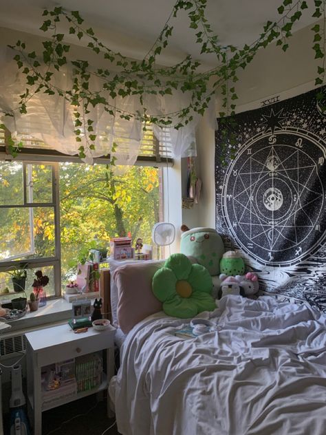 pink and green aesthetic dorm room with plants canopy and horoscope tapestry Green Tapestry Bedroom, Green Brown Pink Aesthetic Room, Black And Green Room Ideas, Green Purple Room, Green And Pink Room Aesthetic, Green And Pink Bedroom Aesthetic, Pink And Green Room Decor, Lavender Dorm Room, Purple And Green Room Aesthetic