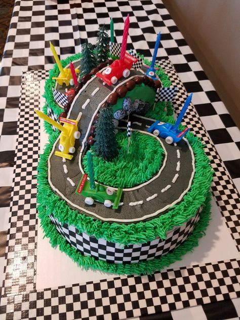 Finn's "8" race track birthday cake. 8 Race Track Cake, Racing Track Cake, Car Track Cake, Race Track Birthday Cake, Race Track Birthday, F1 Birthday, Race Track Cake, Lolly Cake, Race Car Cakes