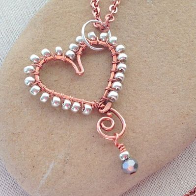 Jewelry Tutorials Free, Wire Ideas, Wire Jewelry Patterns, Wire Wrapped Stone Jewelry, Wire Heart, Wire Wrap Jewelry Designs, Wire Wrapped Jewelry Diy, Wire Wrapped Jewelry Tutorials, How To Wrap