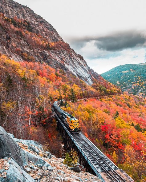 3,426 curtidas, 134 comentários - Brian Johns (@brianjohnsadventure) no Instagram: “Sprinted up this steep hill in an effort to catch a train just barely in time with @steve_willert…” Scenic Train Rides, Scenic Railroads, New England Travel, Autumn Scenes, Train Pictures, White Mountains, Autumn Scenery, Train Rides, Fall Foliage