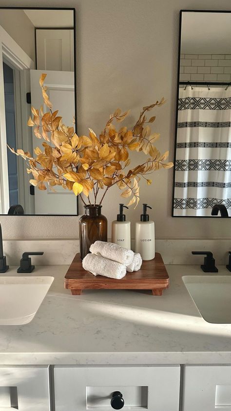 Organic Modern Bathroom Decor, Guest Bathroom Counter Decor, Gold And White Bathroom, Big Bathroom Decor, Restroom Decor Ideas, Vanity Styling, Modern Minimal Decor, Bathrooms Decor, Bathroom Counter Decor Ideas