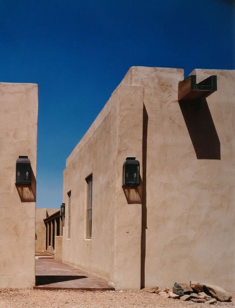 Minimalist Ranch in Santa Fe, New Mexico | Rodman Paul Architects Santa Fe Photography, New Mexico Architecture, Santa Fe Ranch, Stucco Colors, Stucco Siding, Rammed Earth Homes, New Mexico Style, Santa Fe Home, Taos New Mexico